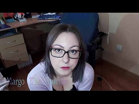 ❤️ Сексуальна дівчина в окулярах глибоко відсмоктує дилдо на камеру ️ Порно-відео у нас ️❤