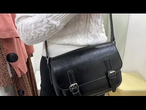 ❤️ Публічна мастурбація молодої сучки FeralBerry фалоімітатором у примірочній ️ Порно-відео у нас ️❤